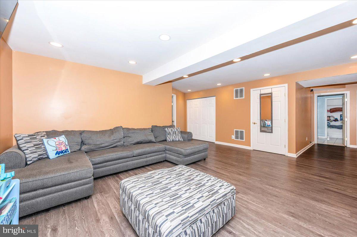 2102 WALNUT RIDGE COURT