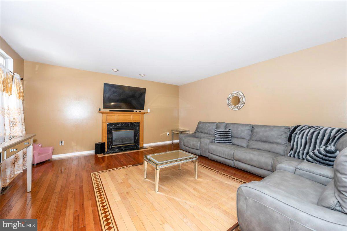 2102 WALNUT RIDGE COURT