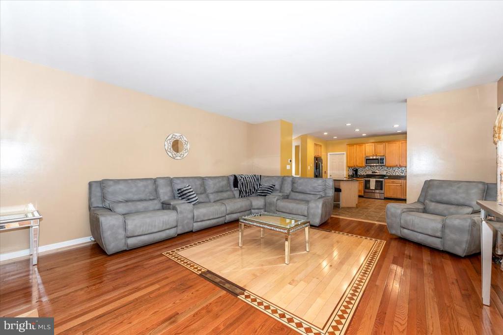 2102 WALNUT RIDGE COURT