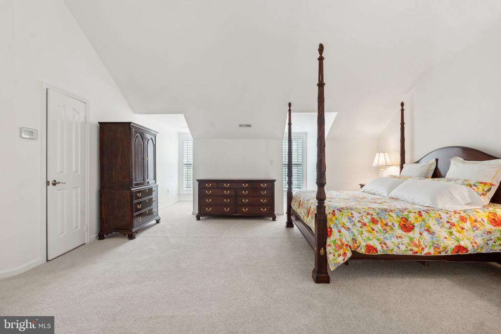 17516 APPLEWOOD LANE