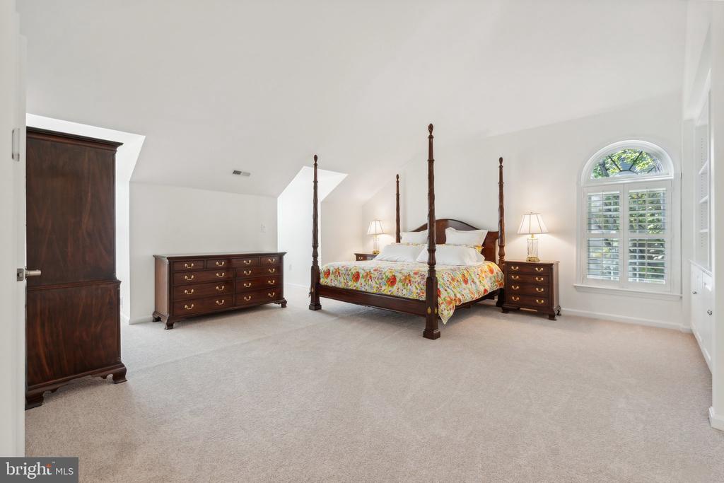 17516 APPLEWOOD LANE