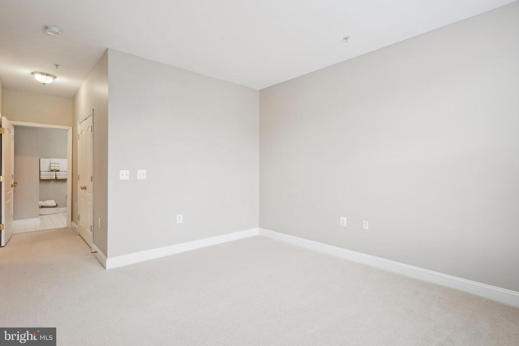 503 KING FARM BOULEVARD 307