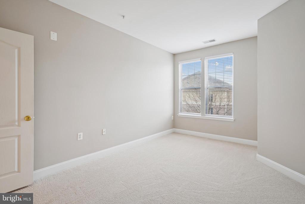 503 KING FARM BOULEVARD 307