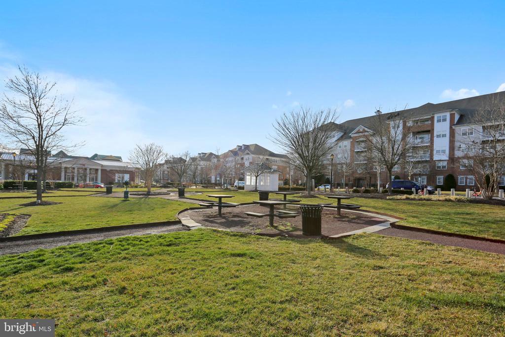 503 KING FARM BOULEVARD 307