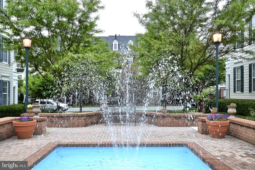 503 KING FARM BOULEVARD 307