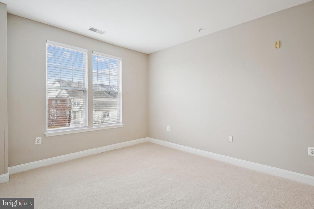503 KING FARM BOULEVARD 307