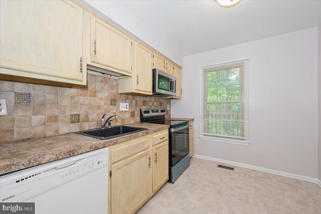 10113 MAPLE LEAF DRIVE