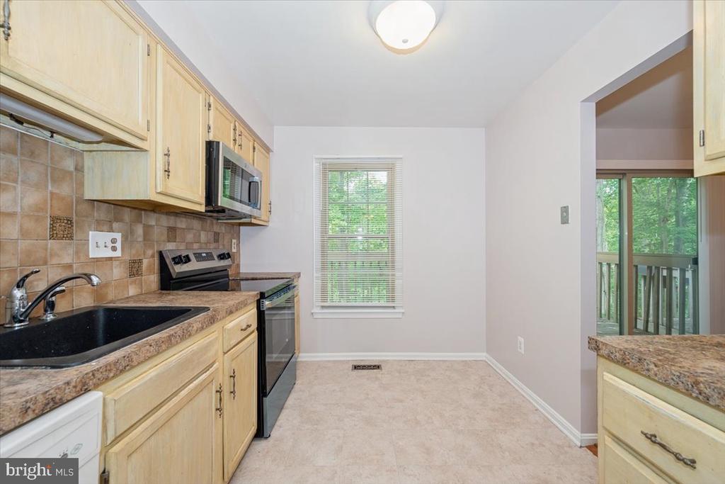 10113 MAPLE LEAF DRIVE