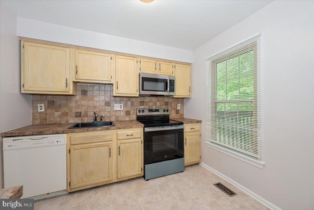 10113 MAPLE LEAF DRIVE