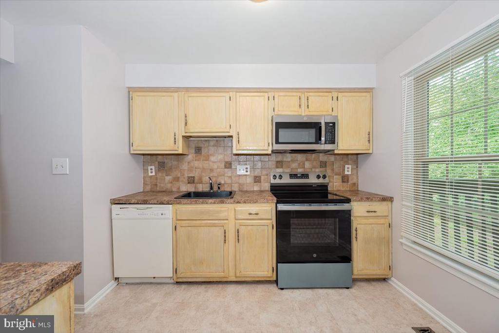 10113 MAPLE LEAF DRIVE