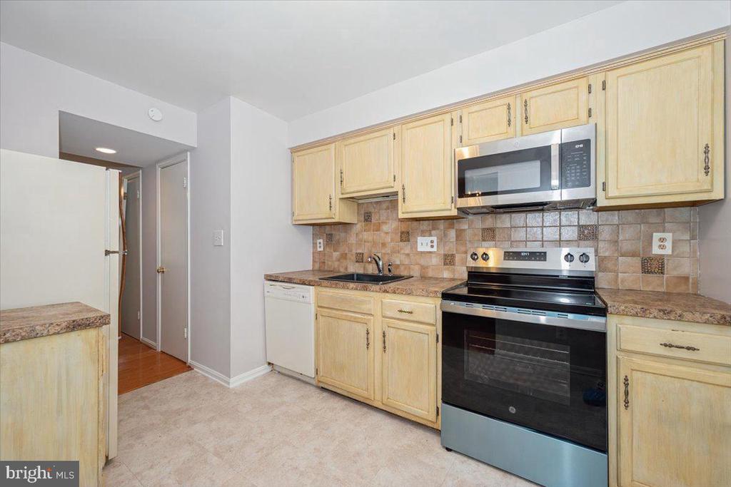 10113 MAPLE LEAF DRIVE