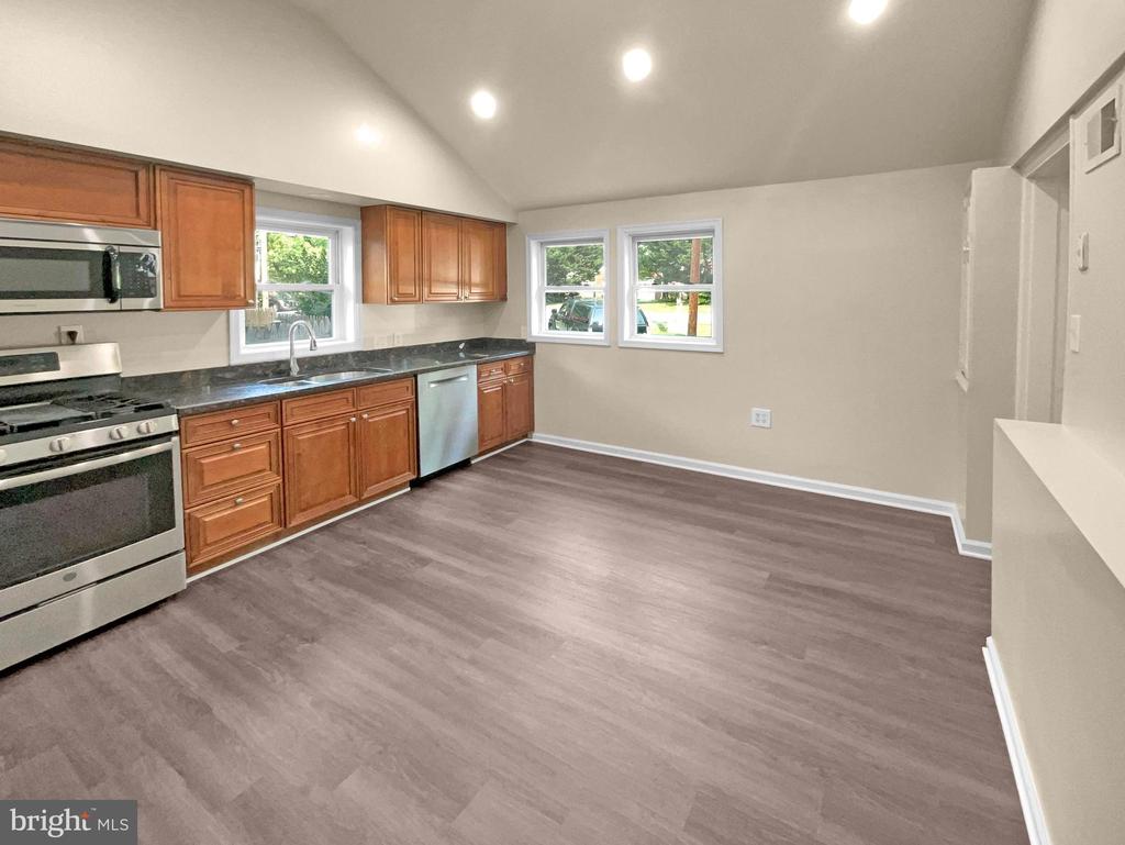 8114 FORT HUNT ROAD