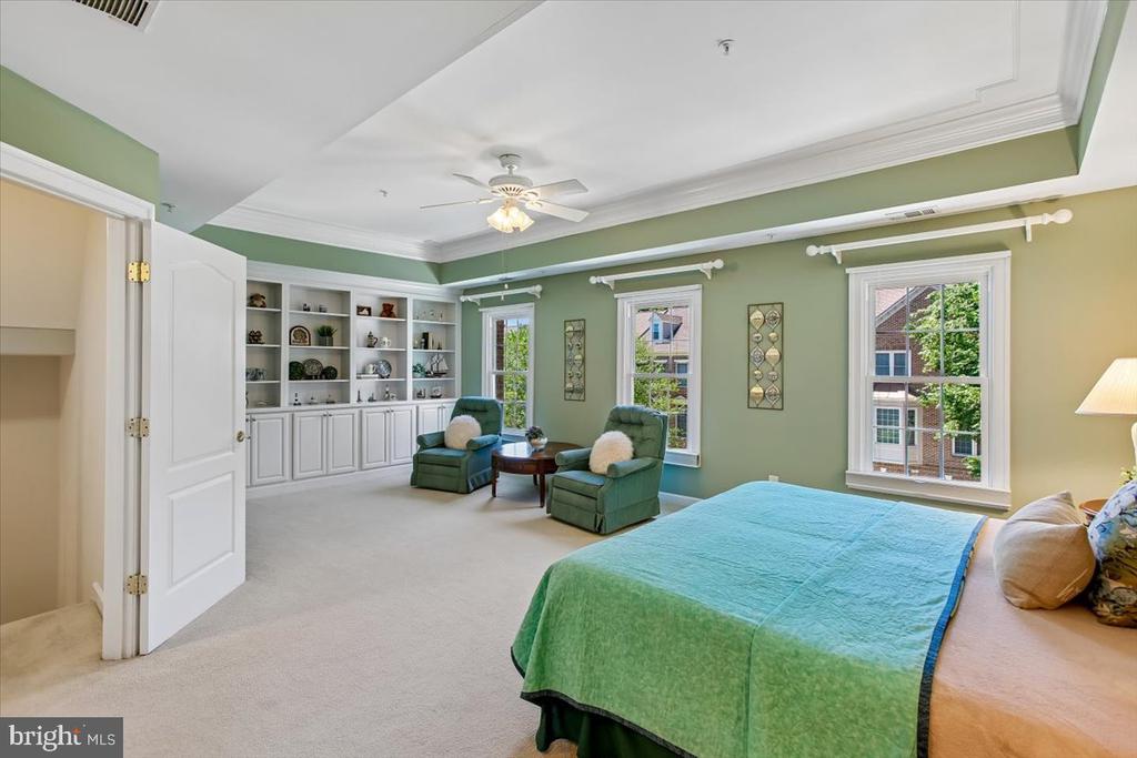 9574 LAGERSFIELD CIRCLE