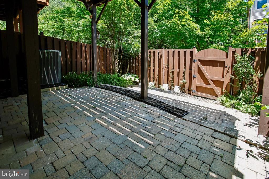 9574 LAGERSFIELD CIRCLE