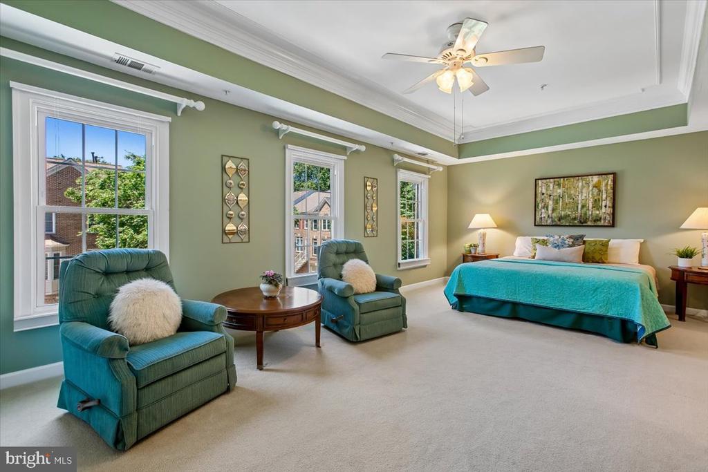 9574 LAGERSFIELD CIRCLE