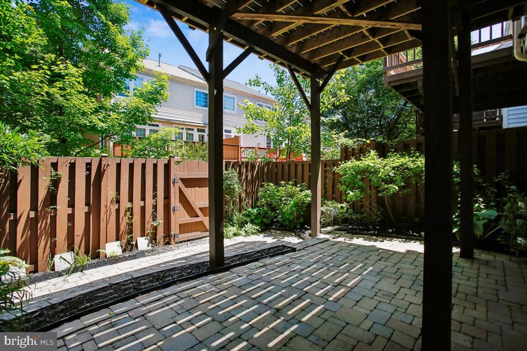 9574 LAGERSFIELD CIRCLE