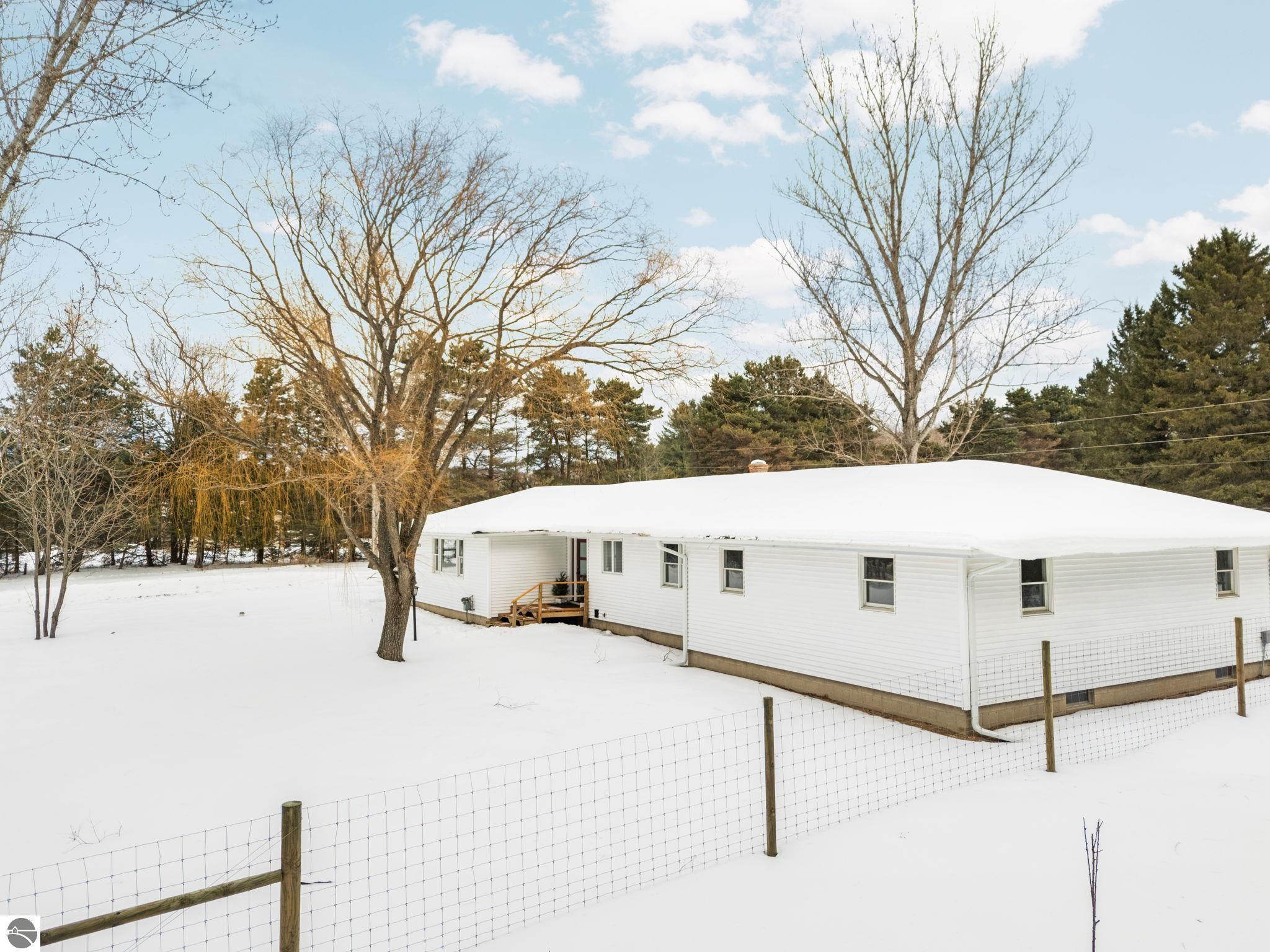 2075 S Lake Leelanau