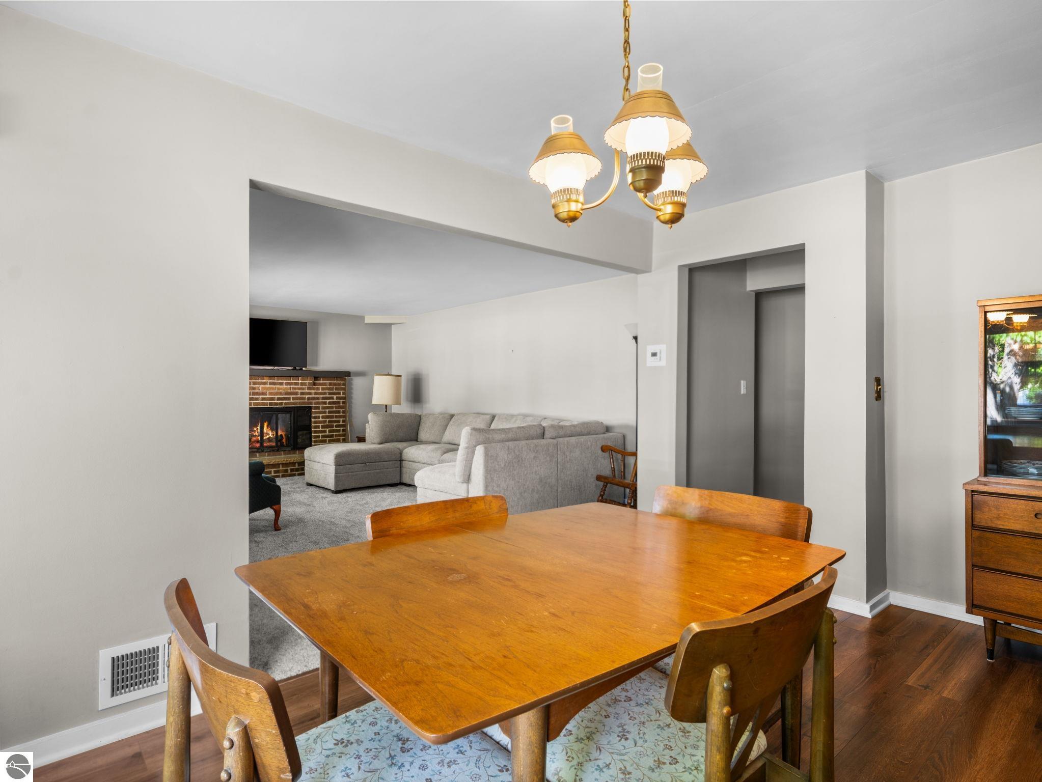106 N Brownson