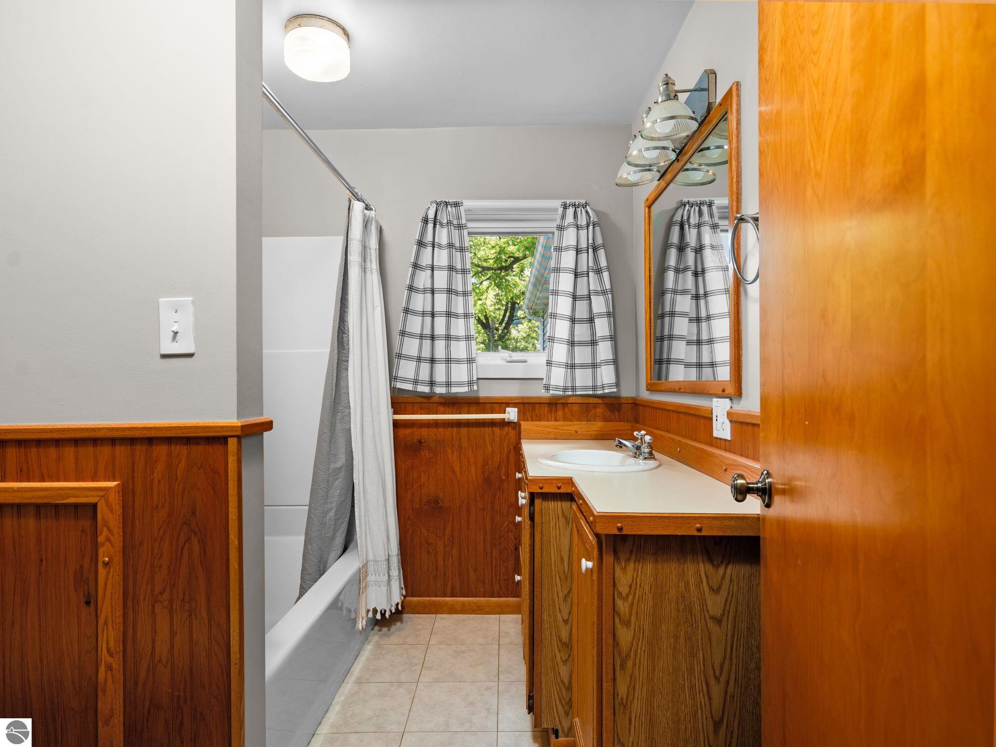 106 N Brownson