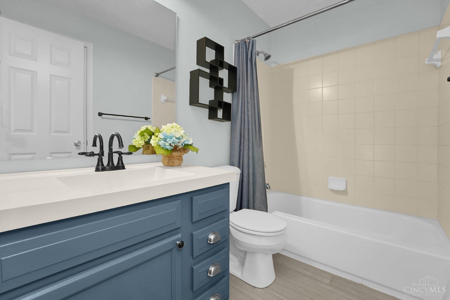 5165 Leslies Woods Court