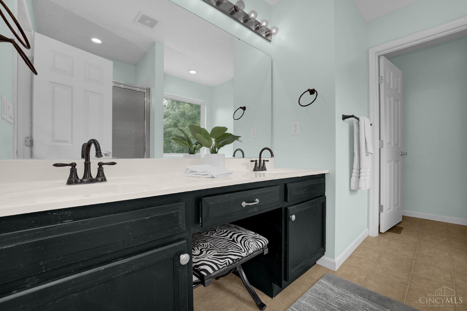 5165 Leslies Woods Court