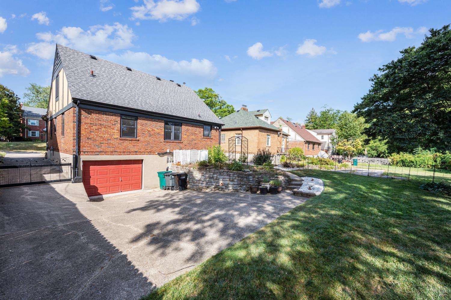 2613 Ridgecliff Avenue