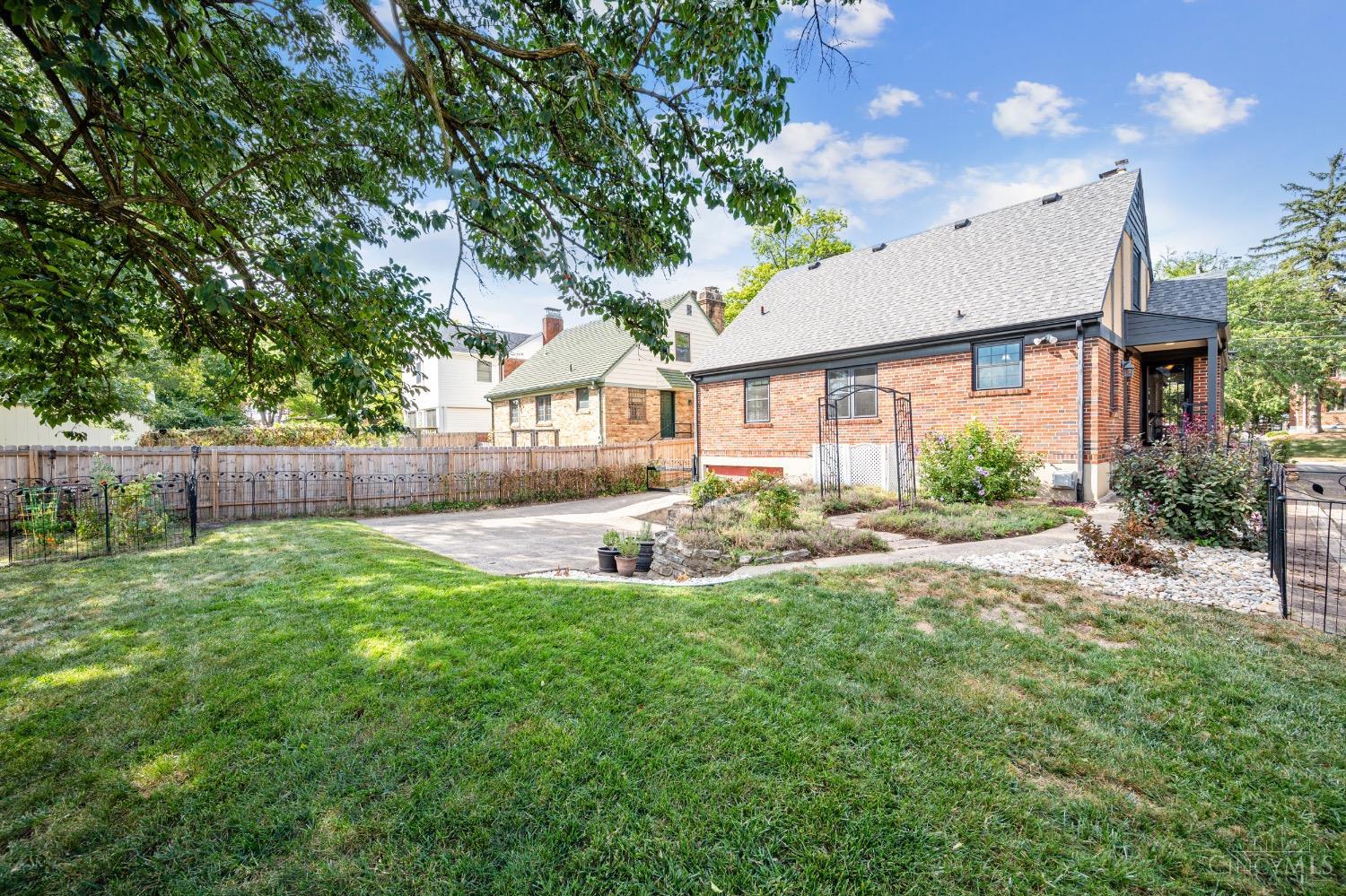 2613 Ridgecliff Avenue