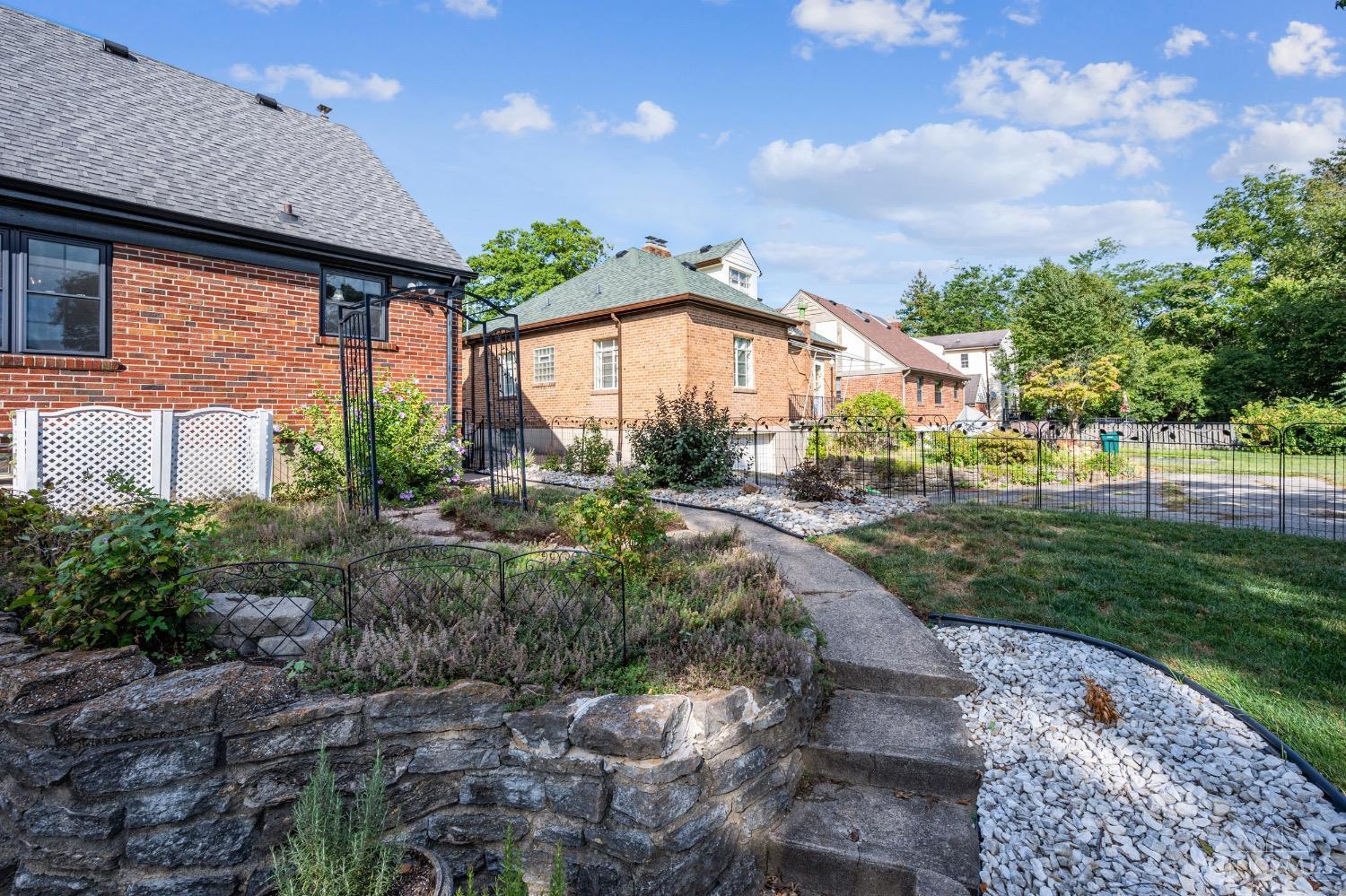 2613 Ridgecliff Avenue