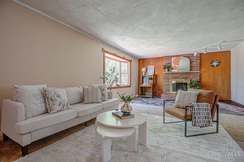 6109 Thompson Road