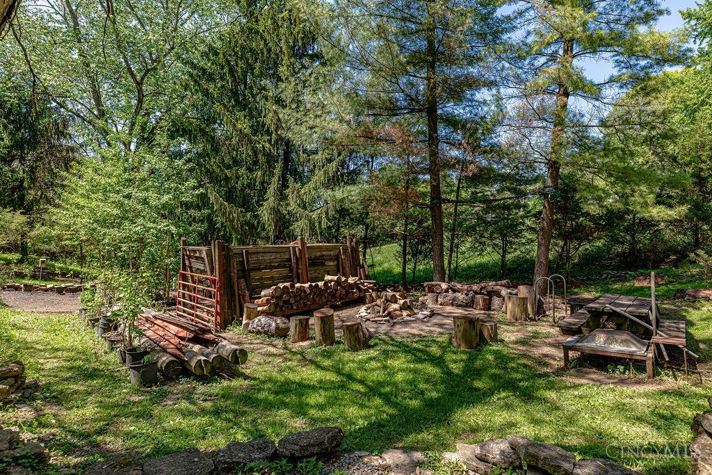6109 Thompson Road