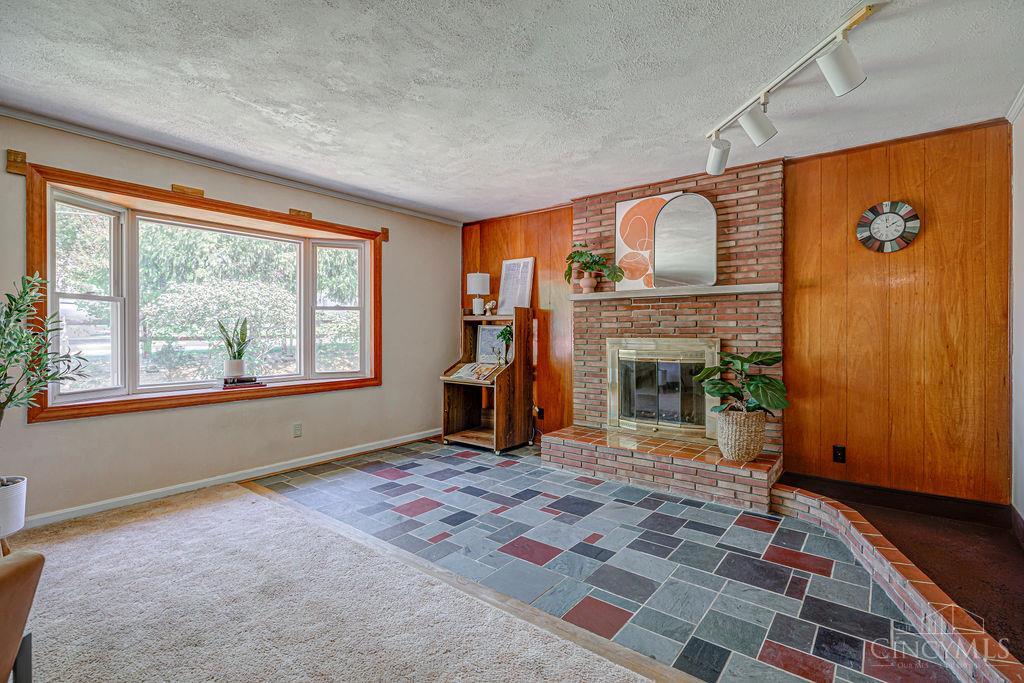 6109 Thompson Road