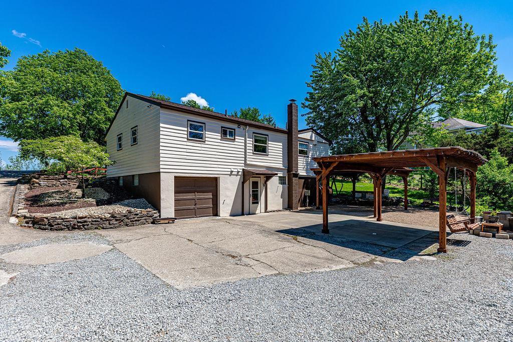 6109 Thompson Road