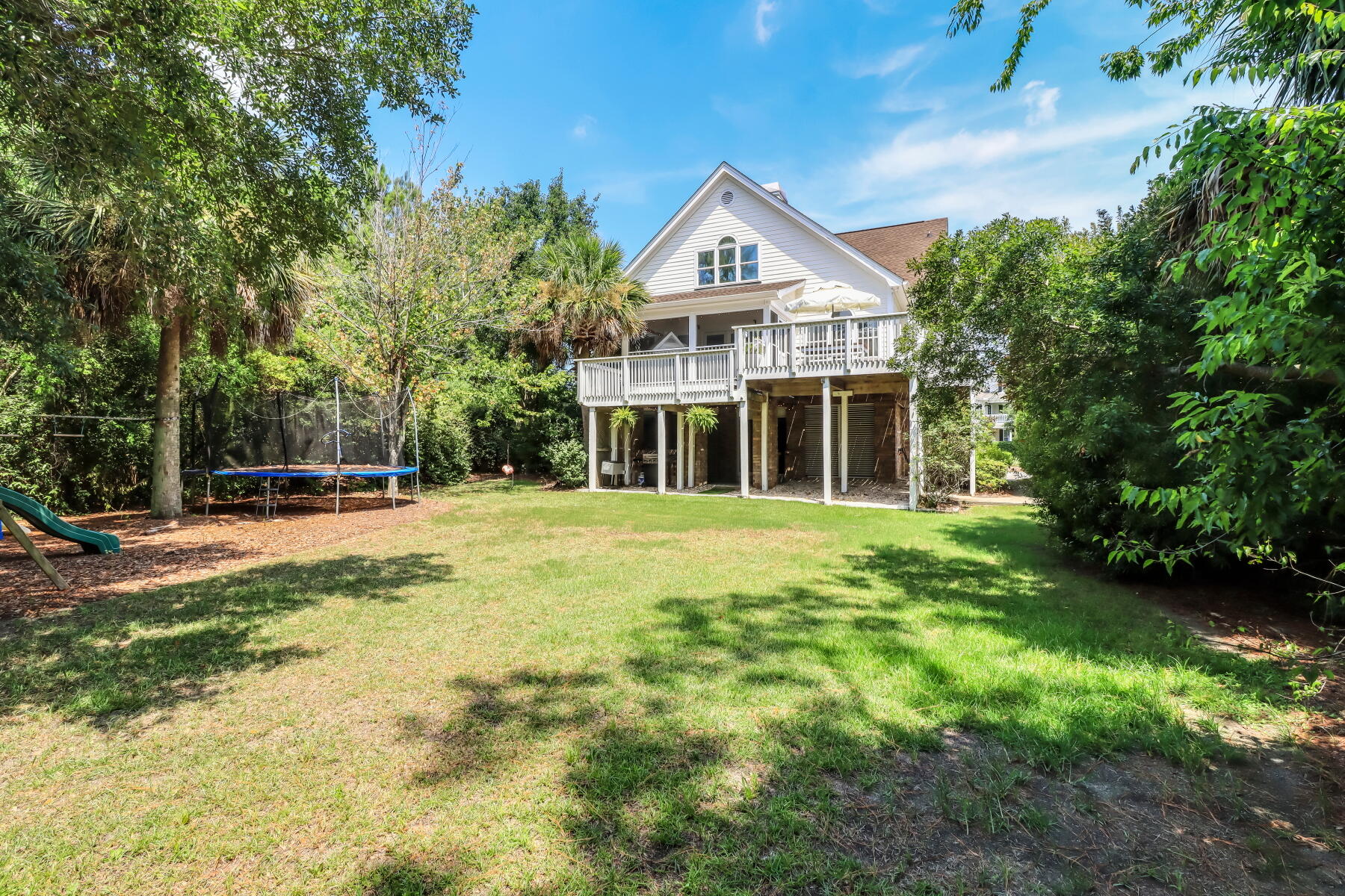 558 Island Walk E