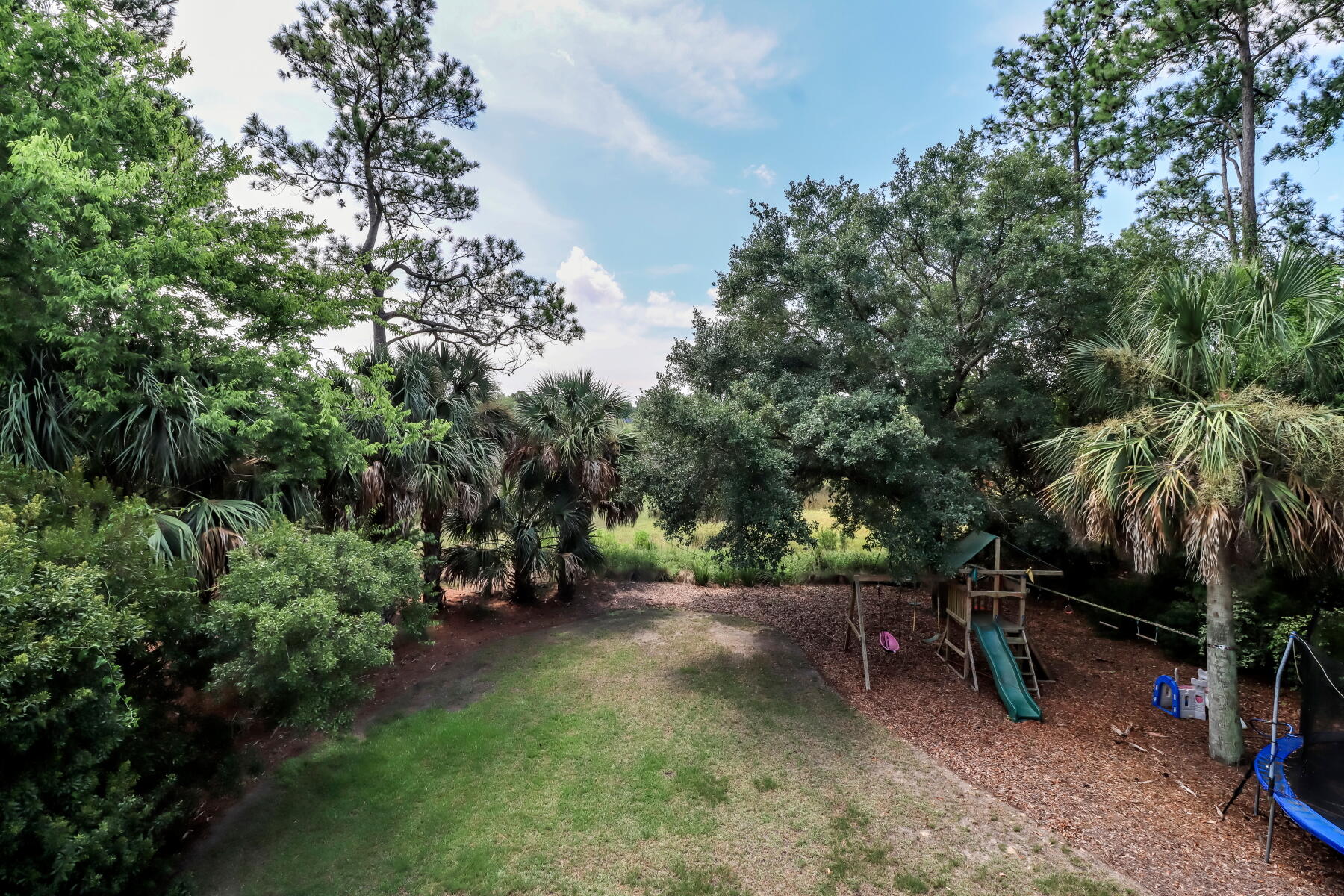 558 Island Walk E
