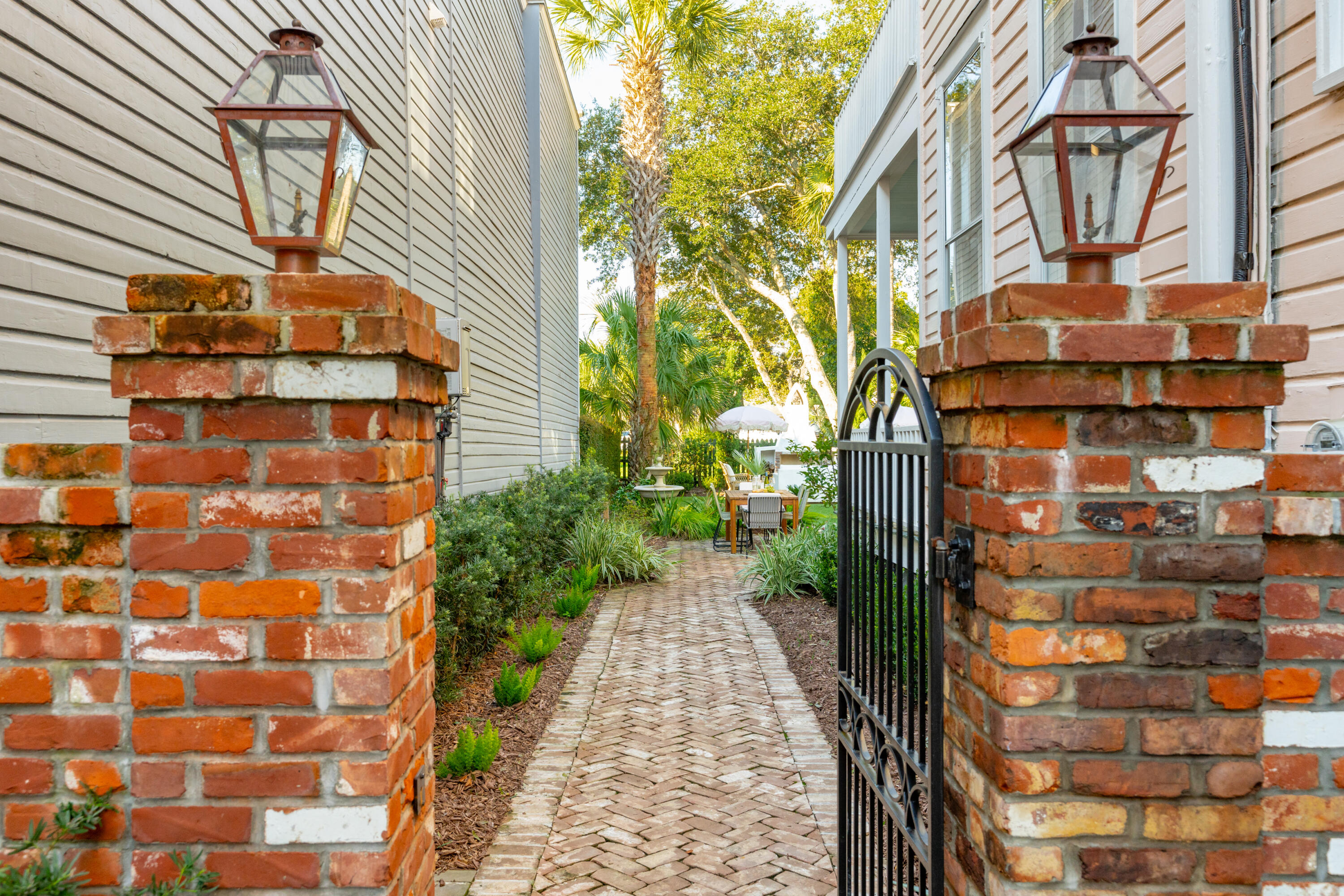 27 Gadsden Street
