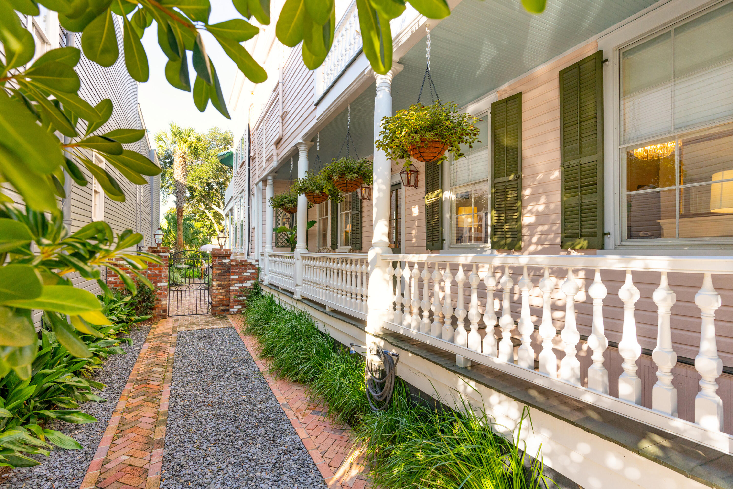 27 Gadsden Street