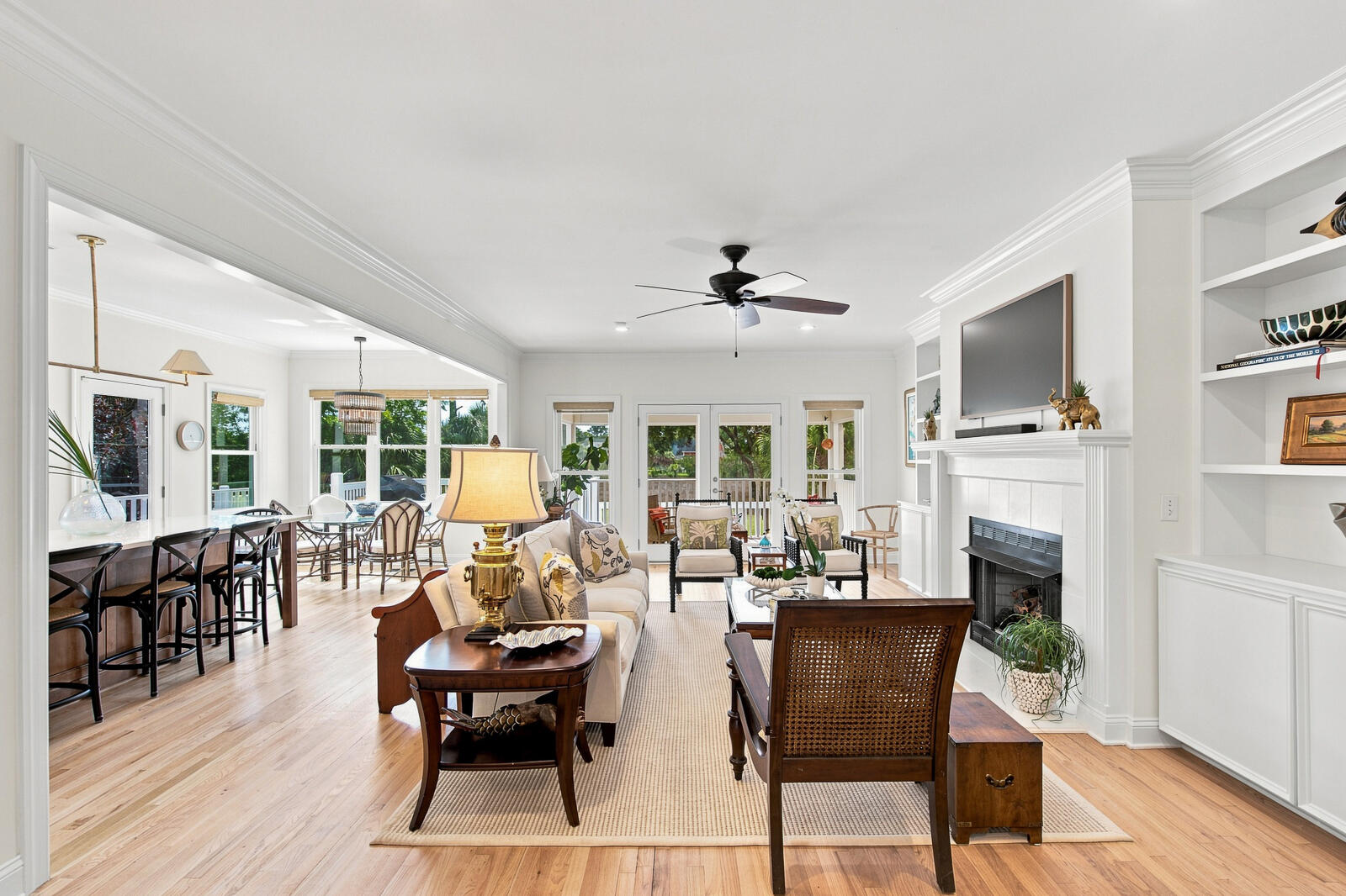 558 Island Walk E