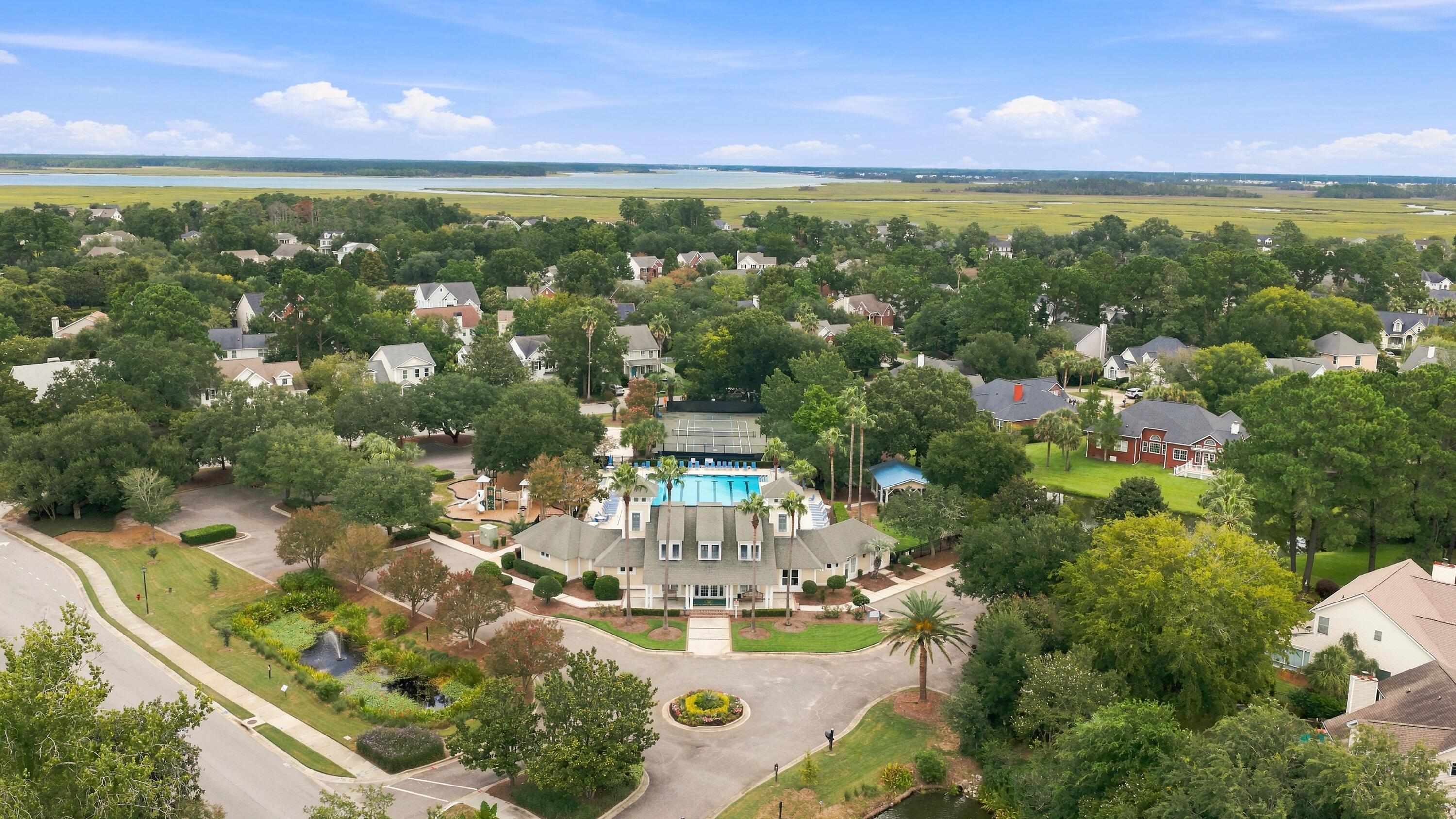 558 Island Walk E