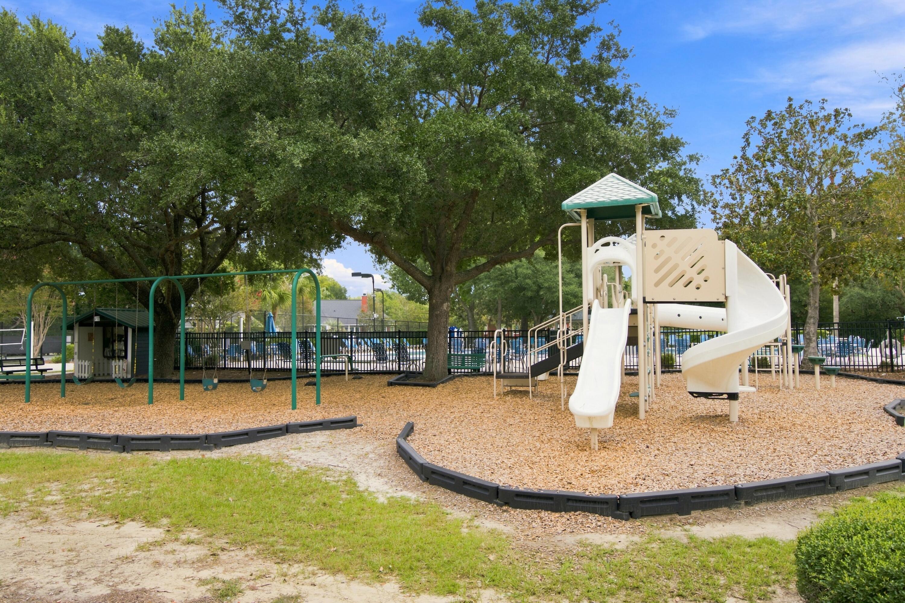 558 Island Walk E