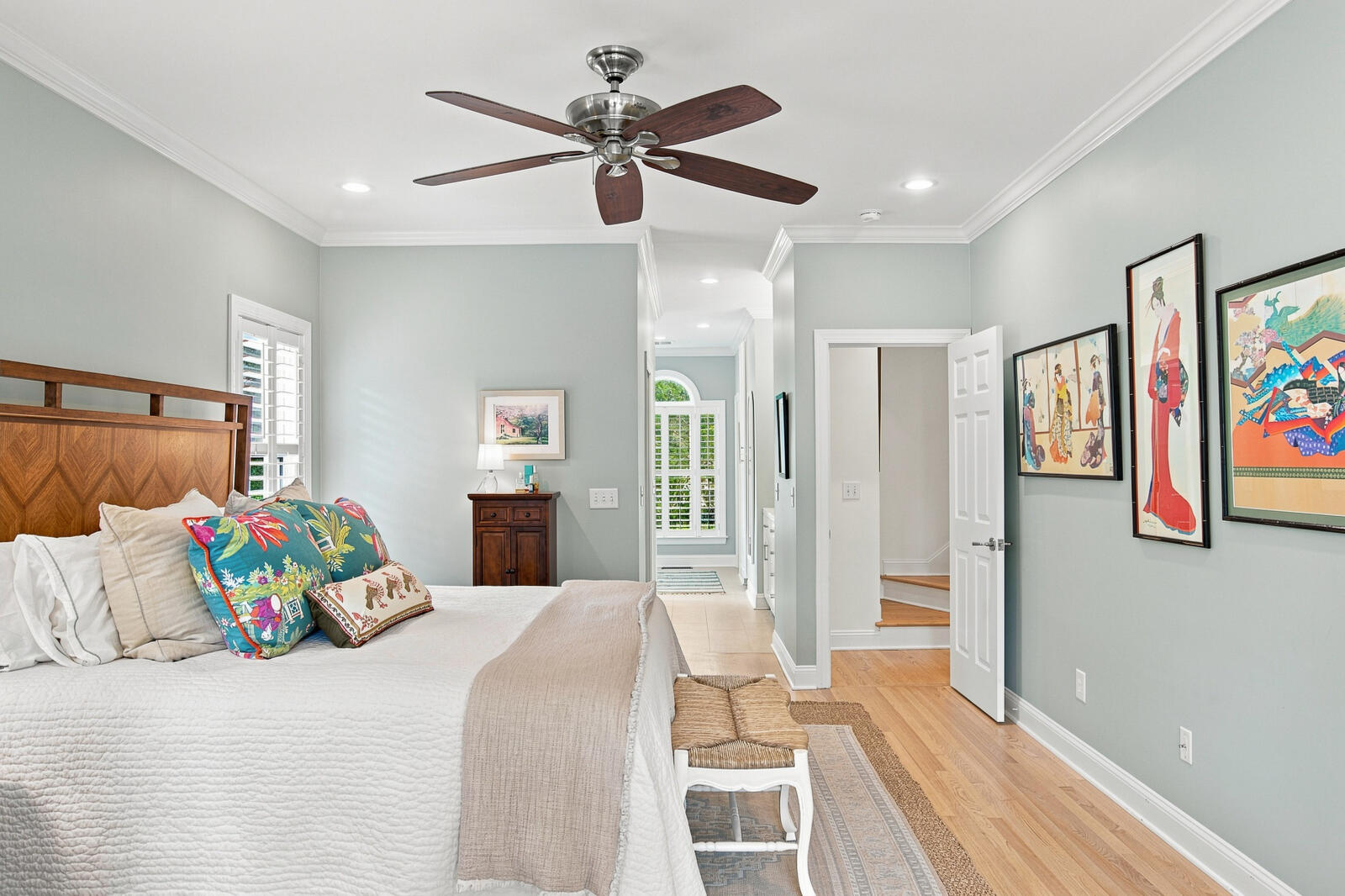 558 Island Walk E