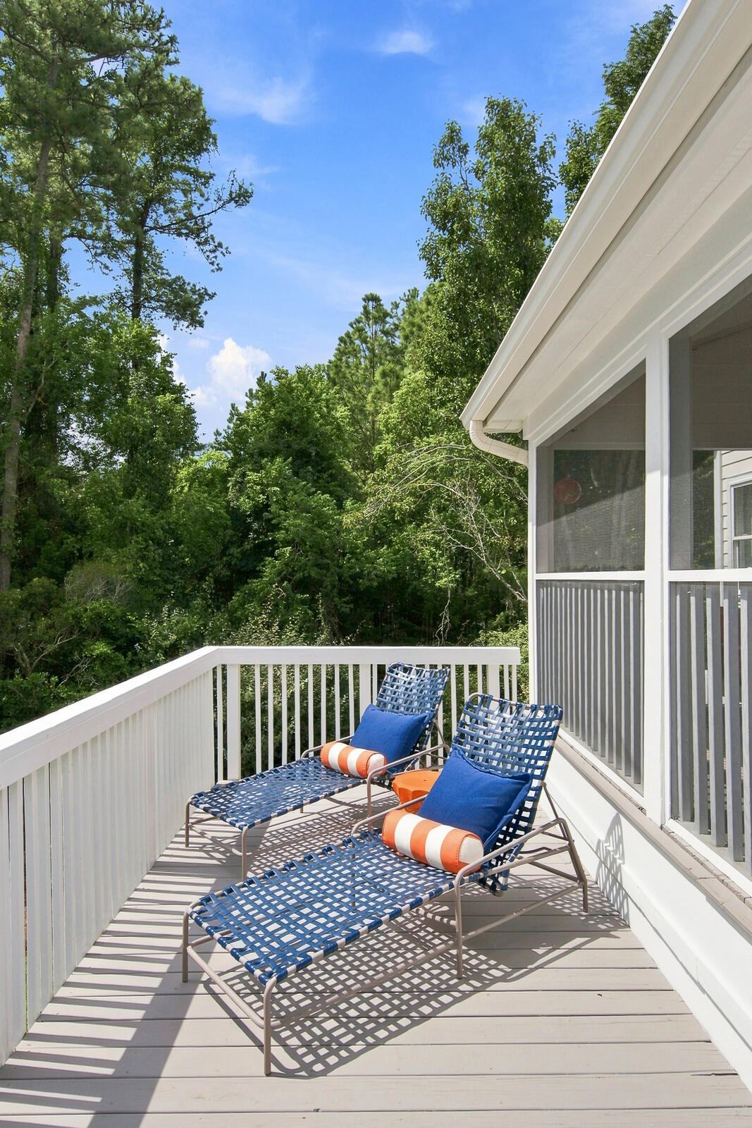 558 Island Walk E