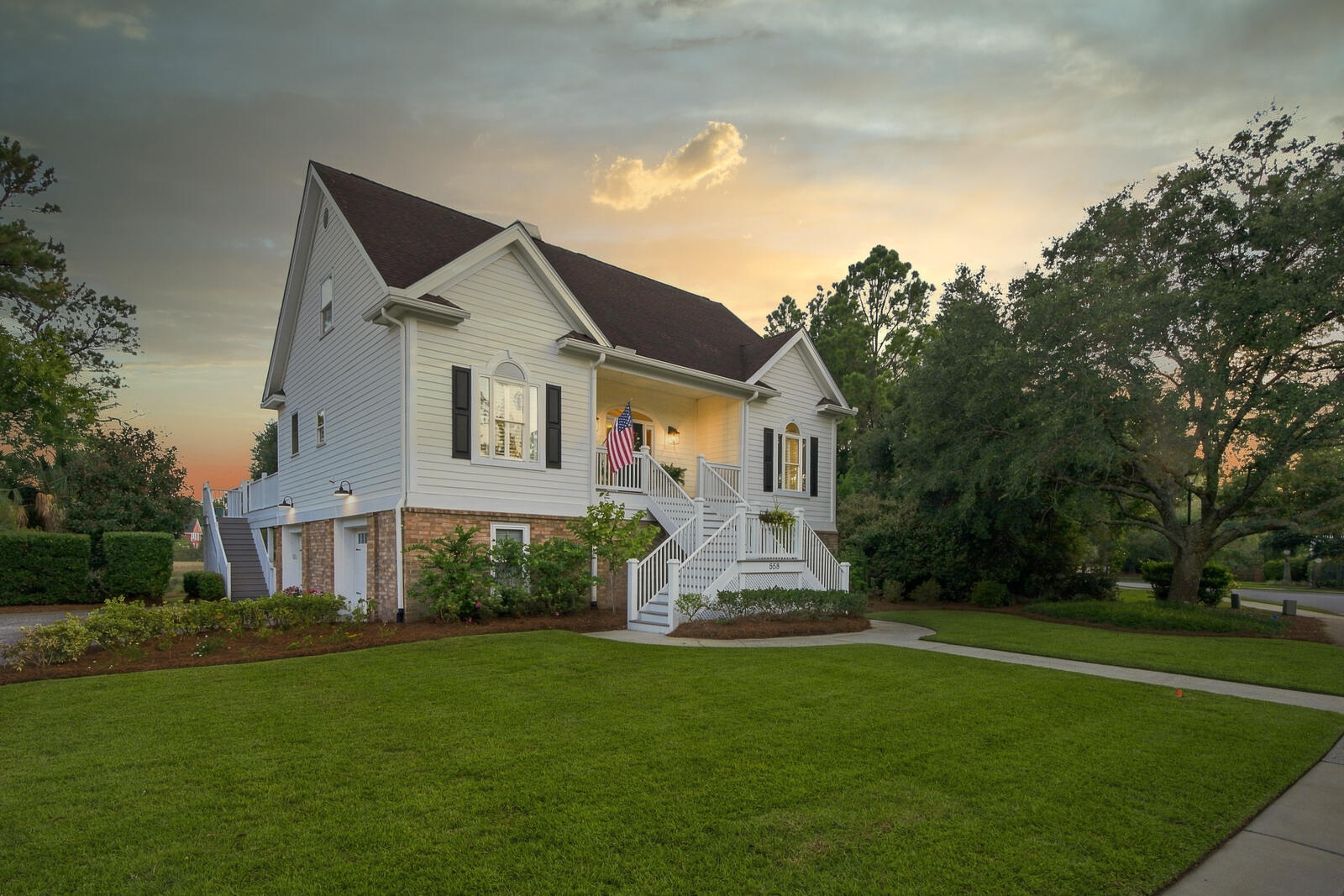 558 Island Walk E