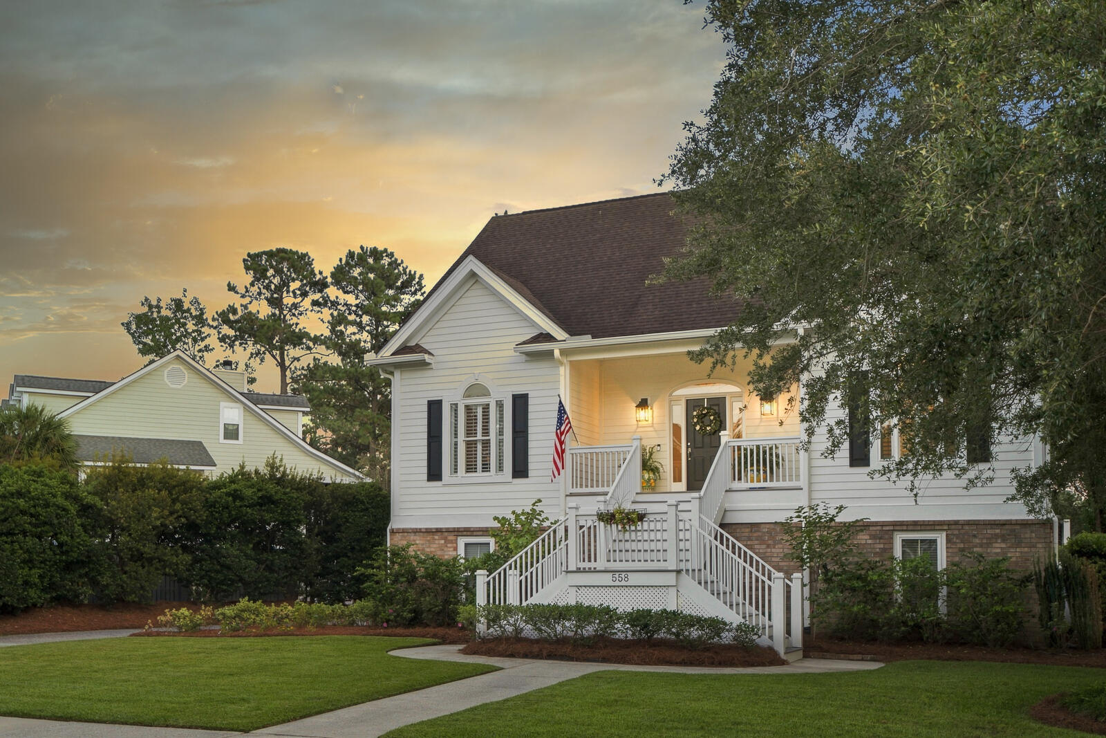558 Island Walk E