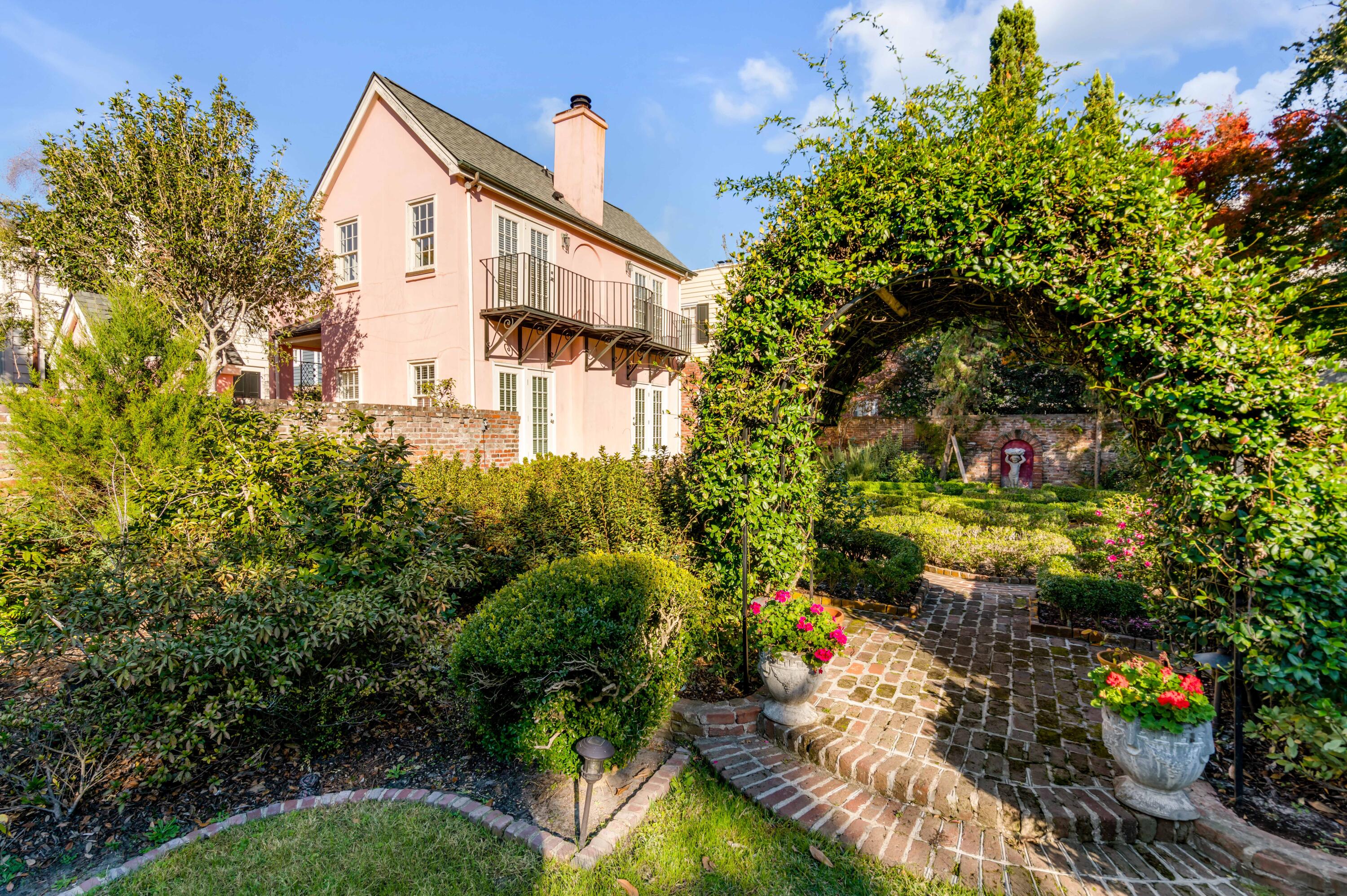 1 1/2 Ford Court