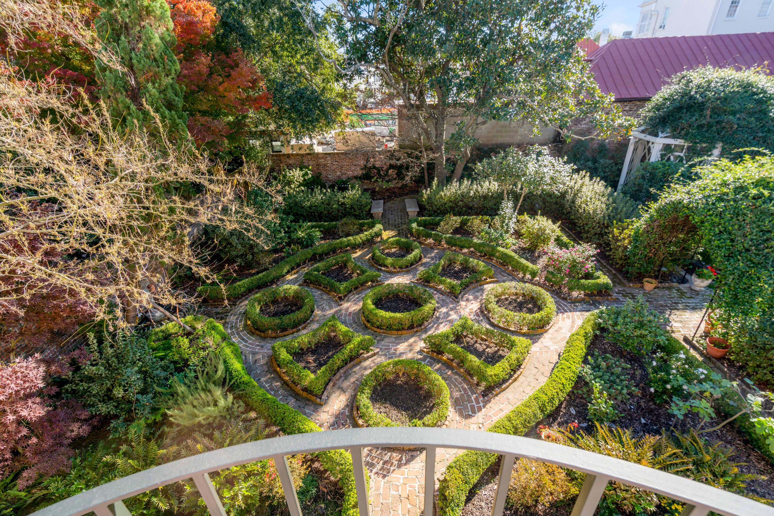 1 1/2 Ford Court