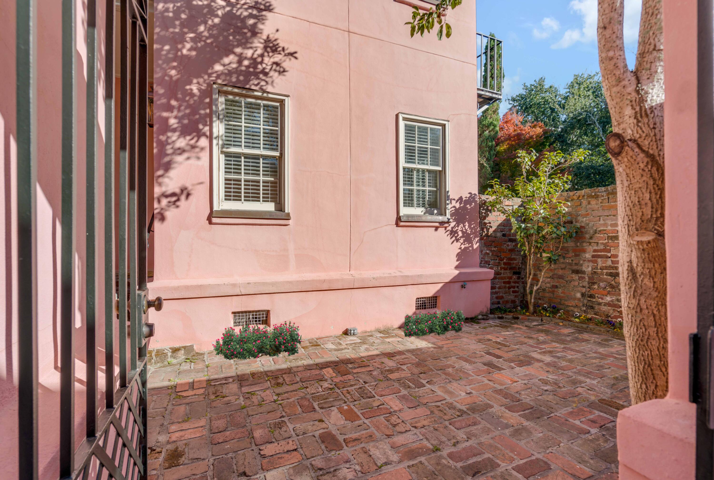 1 1/2 Ford Court