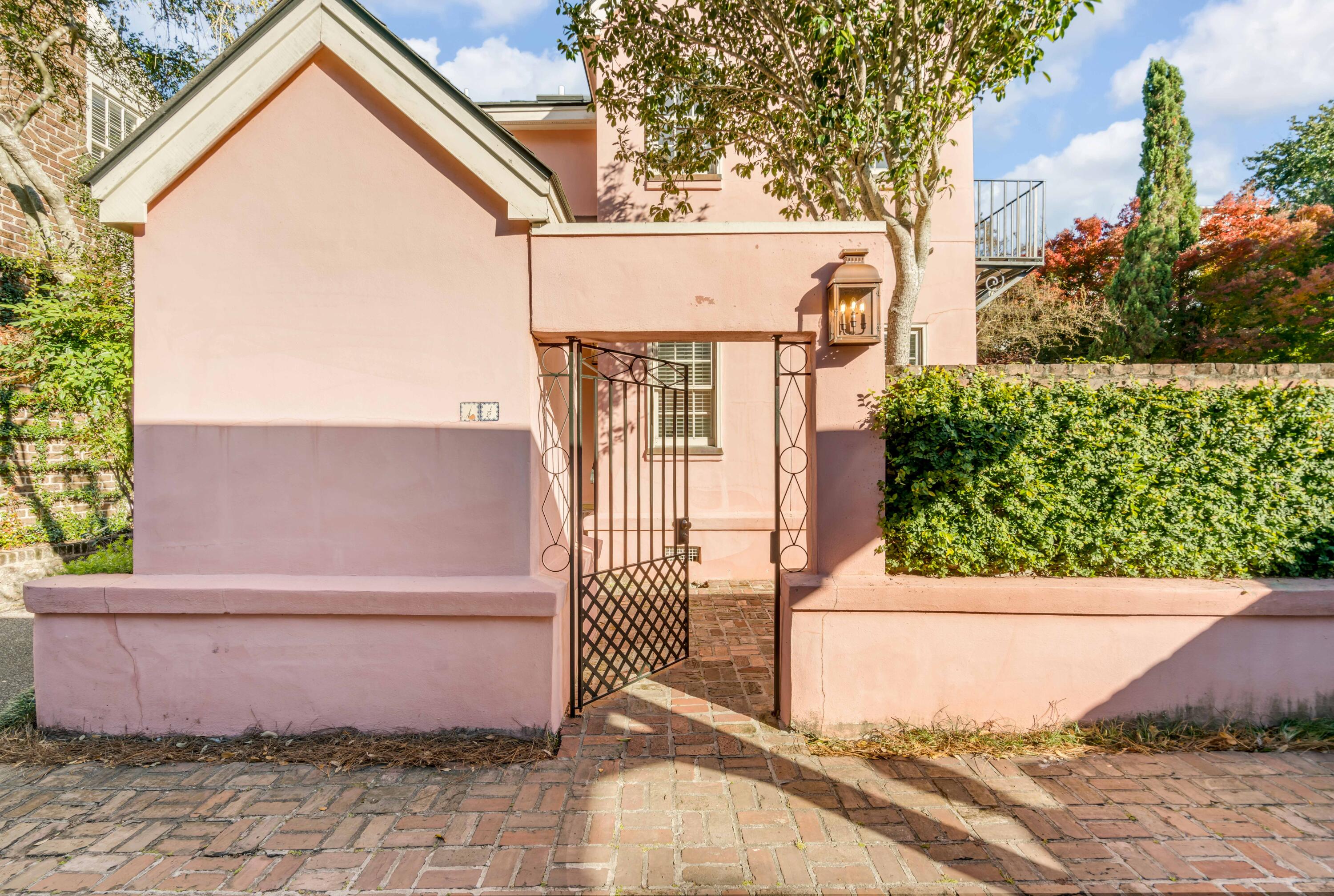 1 1/2 Ford Court