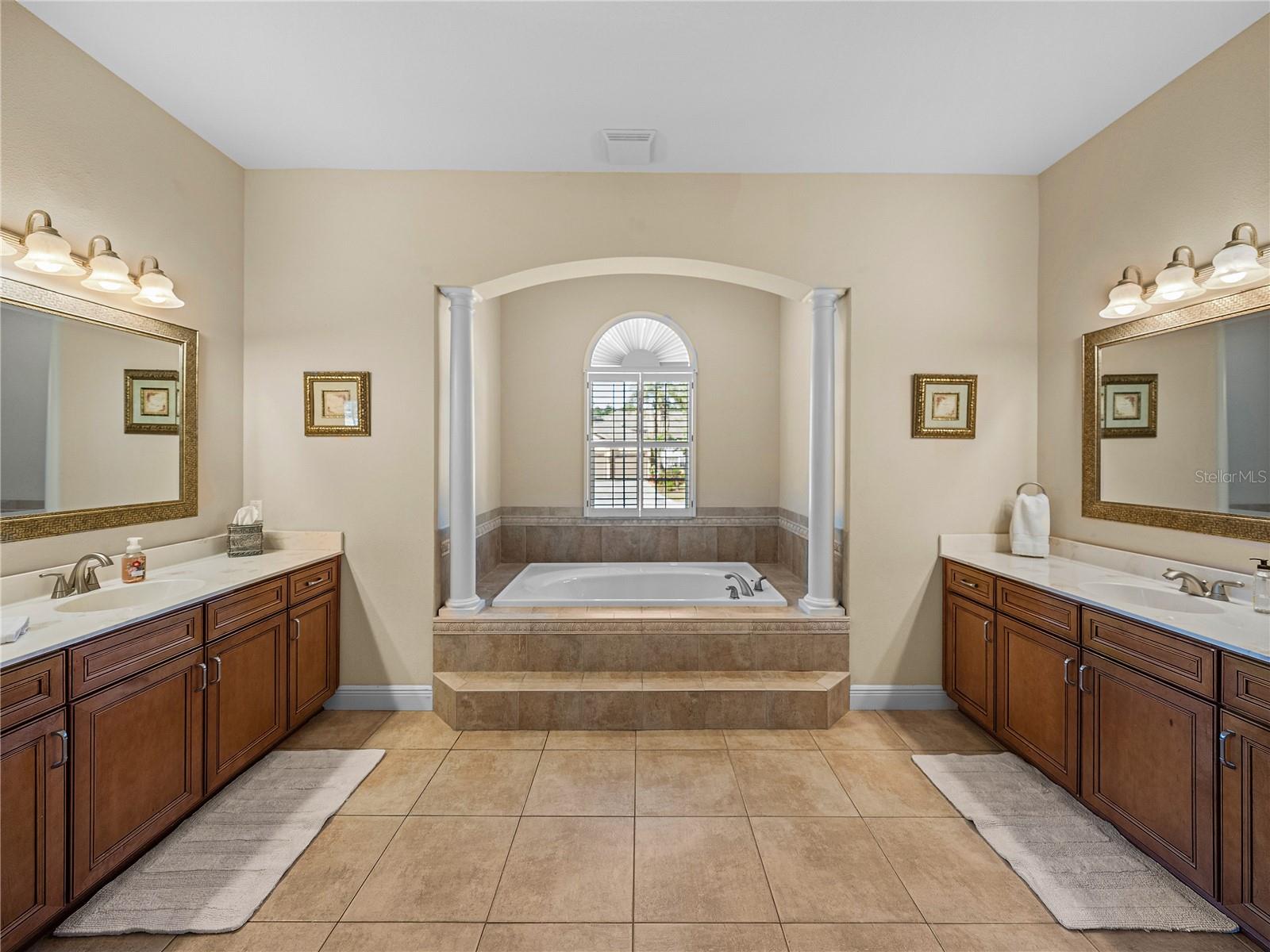 1111 CARRIAGE PARK DR