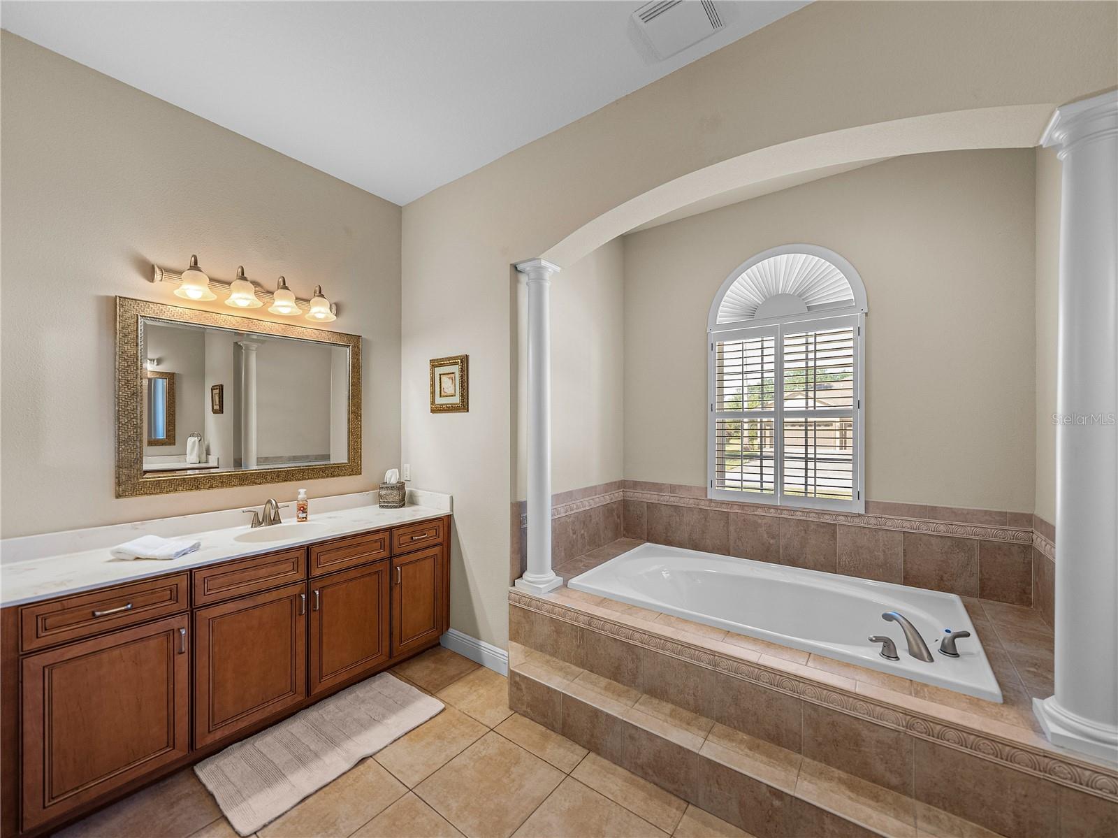 1111 CARRIAGE PARK DR