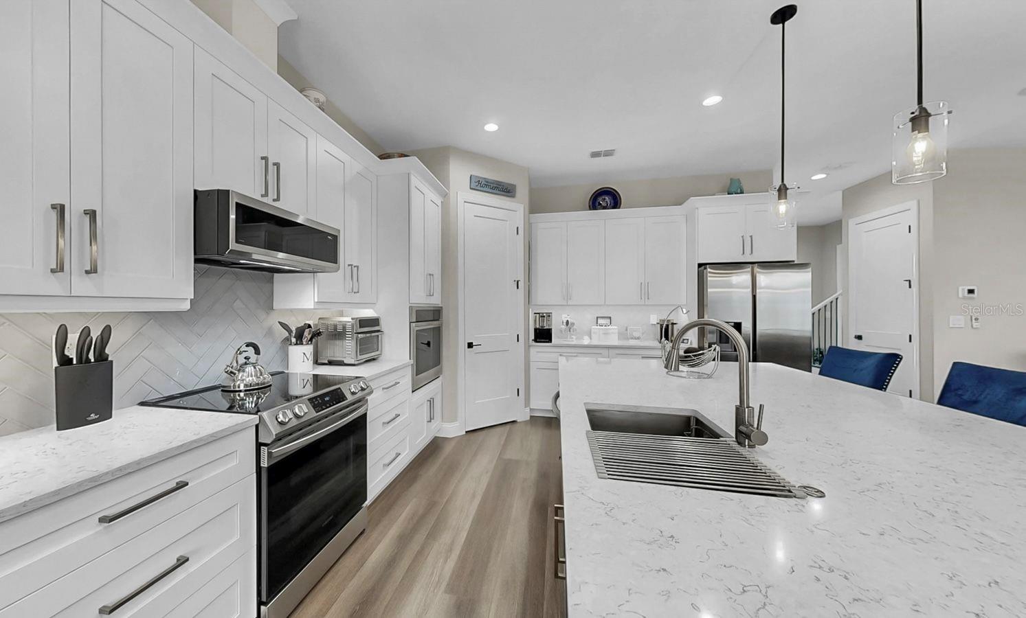 1406 ALHAMBRA DR